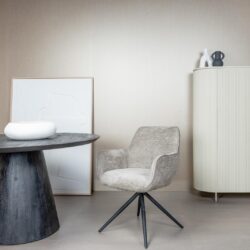 Fondo armstoel in interieur, bruin leer en zwarte frame