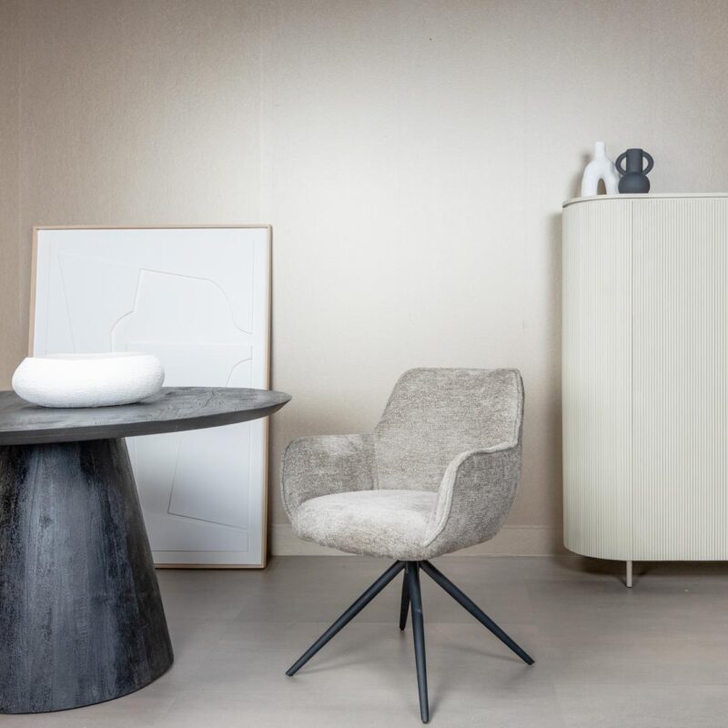 Fondo armstoel in interieur, bruin leer en zwarte frame