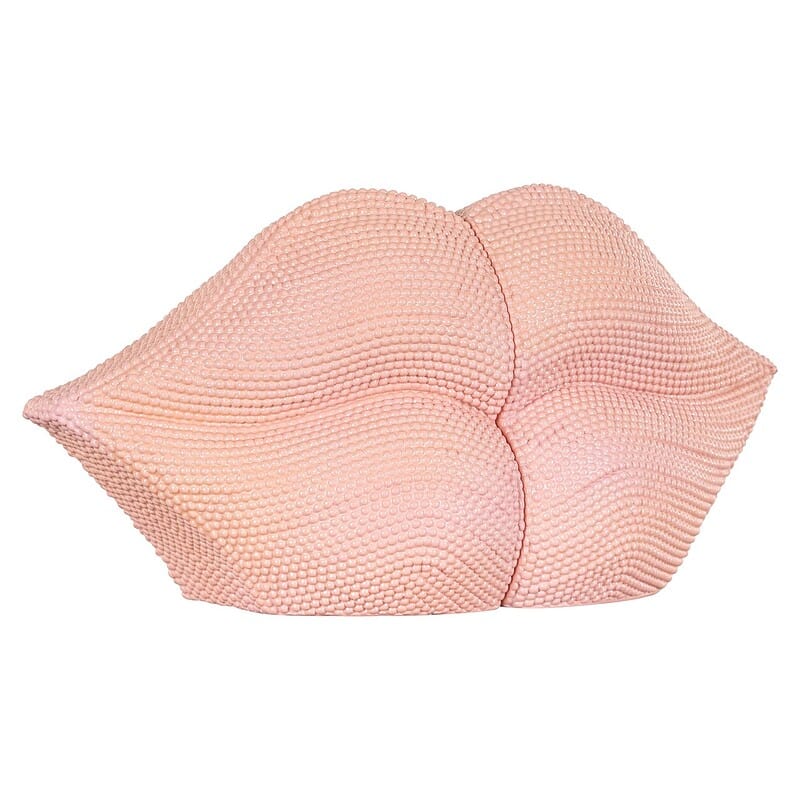 Zachte roze lipvormige fauteuil met een unieke, sculpturale uitstraling, perfect voor modern interieur en comfortabele ontspanning.