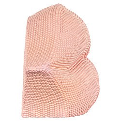 Zachte roze gestoffeerde fauteuil met een unieke, moderne vorm en comfortabele uitstraling, perfect voor een stijlvolle woonkamer of lounge.