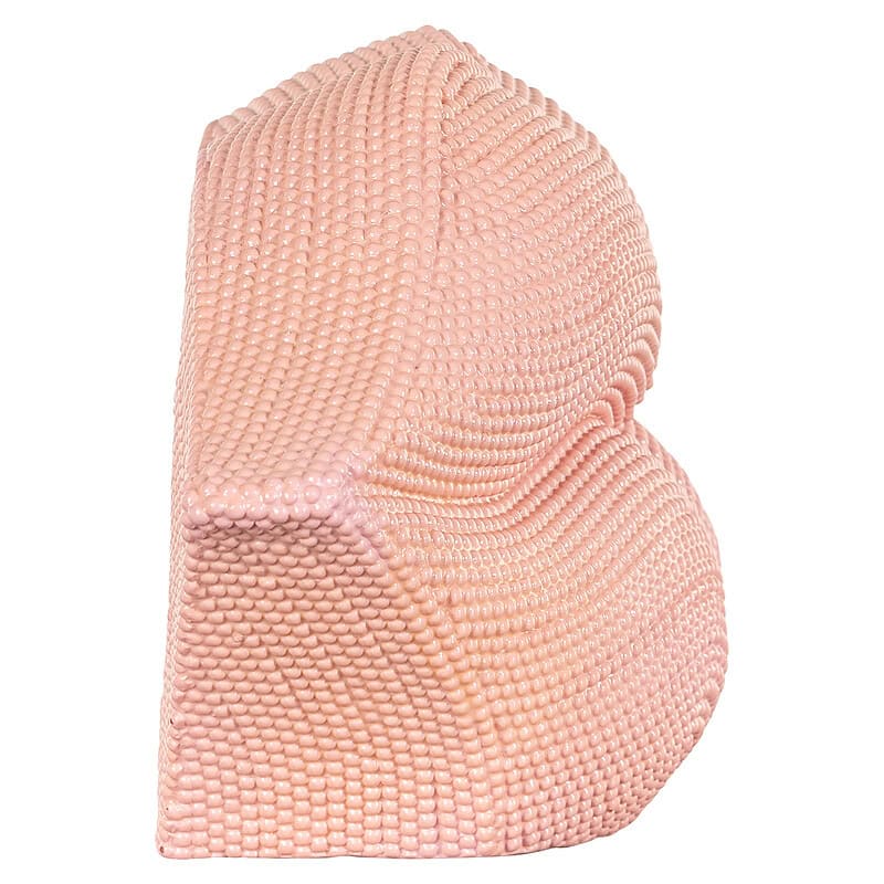 Zachte roze gestoffeerde fauteuil met een unieke, moderne vorm en comfortabele uitstraling, perfect voor een stijlvolle woonkamer of lounge.