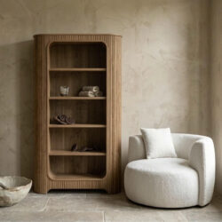 Boekenkast Bailar open massief teakhout 120x220 cm verticale ribbels afgeronde boog Sventerior – Japandi interieur