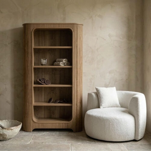 Boekenkast Bailar open massief teakhout 120x220 cm verticale ribbels afgeronde boog Sventerior – Japandi interieur