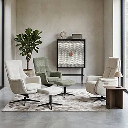 Zachte, moderne fauteuils en een bijzettafel in een stijlvolle woonkamer met natuurlijke lichtinval, perfect voor comfortabele zithoek en interieurdecoratie.