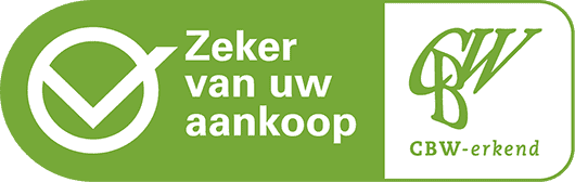 Een close-up van een stijlvolle houten tafel en stoelen bij Mokana Meubelen, specialist in op maat gemaakte houten meubelstukken voor een moderne en warme interieurstijl.