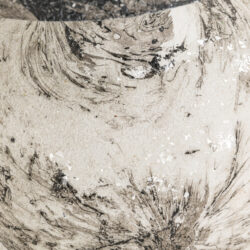 Tafellamp Cecile zwart-wit sculpturale vorm detail