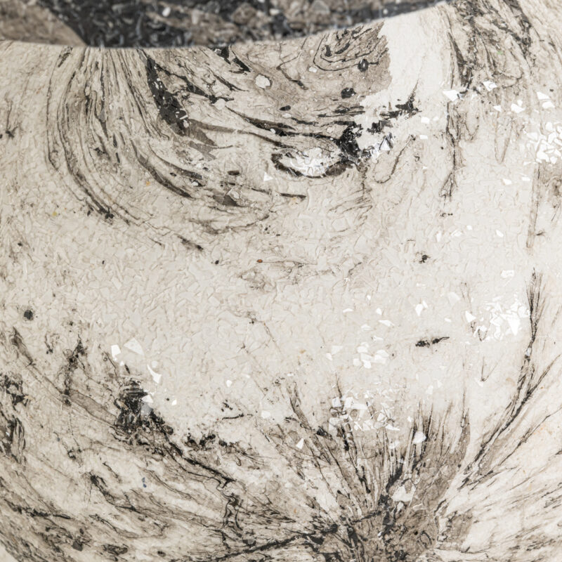 Tafellamp Cecile zwart-wit sculpturale vorm detail