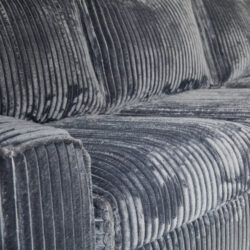 Textuur van de ribstof op de hoekbank MySofa Teddy