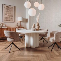 Detail van de eetkamertafel met witte materialen en Japandi-stijl