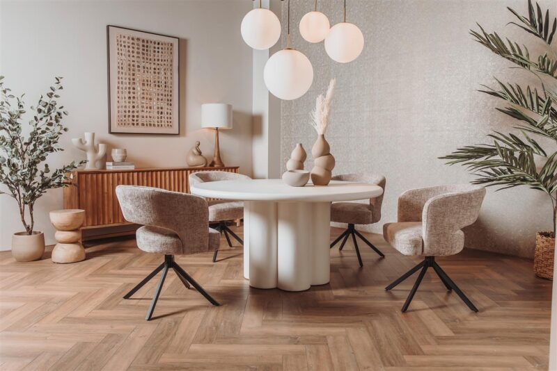 Detail van de eetkamertafel met witte materialen en Japandi-stijl