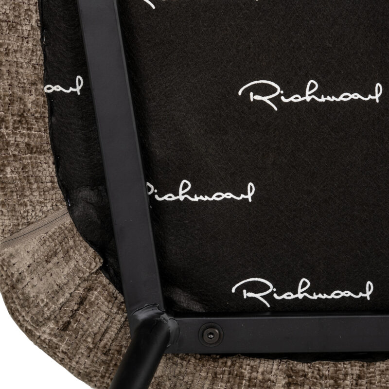 Eetkamerstoel Xandra in een interieur, in een ruimte met een houten tafel