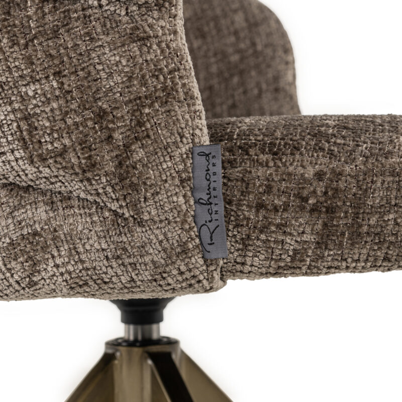 Hoekperspectief eetkamerstoel Zendaya niagara stone swivel