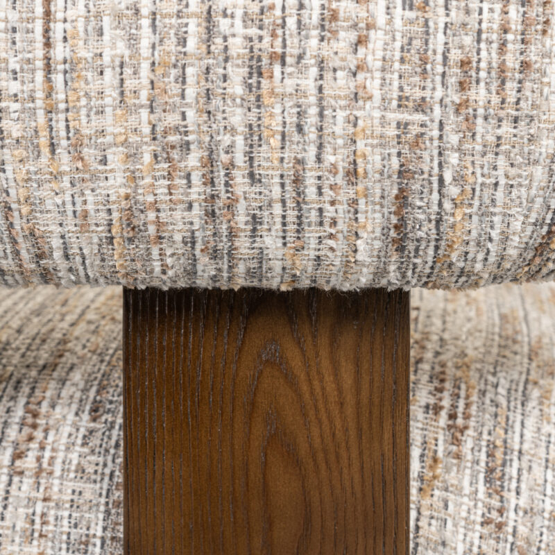 Lounge stoel Arabella in een minimalistisch interieur, focus op het meubel