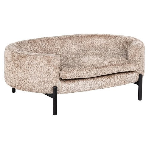 Zachte, beige stoffen bank met zwart metalen poten, modern en comfortabel design, perfect voor woonkamer of lounge, gemaakt door Mokana Meubelen voor stijlvolle en duurzame interieuroplossingen.
