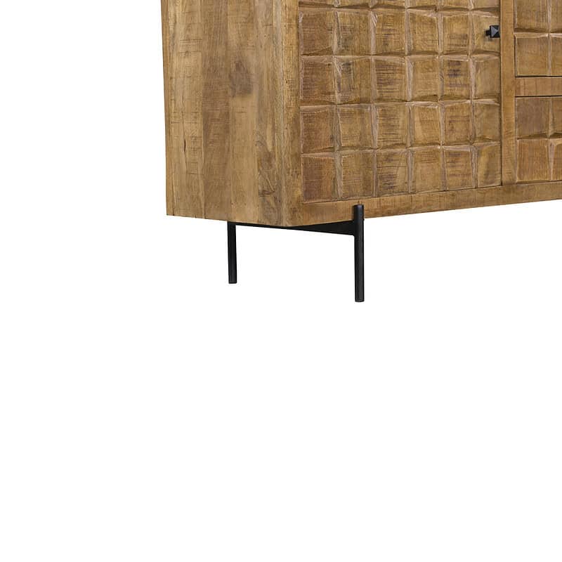 Houten dressoir Brandy met zwarte metalen poten Moderne houten dressoir Brandy met 160 cm breedte, zwart metalen poten en gerookt eiken fineer, perfect voor een stijlvolle woonkamer of eetkamer.