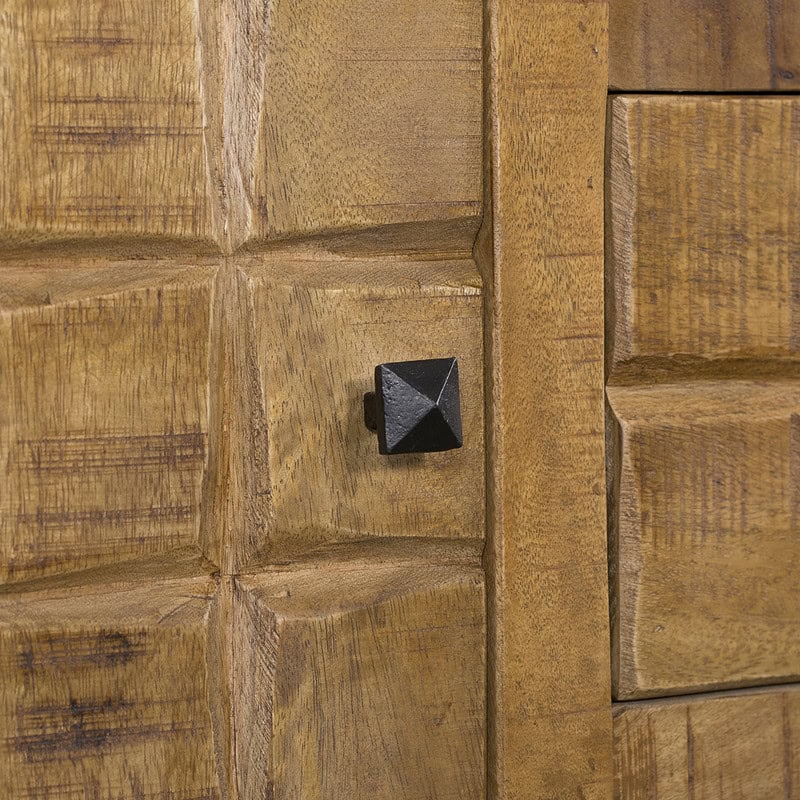 Houten dressoir Brandy - 160 cm Detail van het houten dressoir Brandy met zwarte knop, gemaakt van massief hout, perfect voor een landelijke of moderne inrichting.