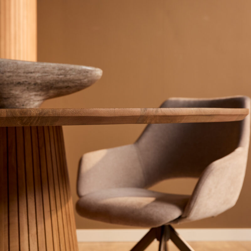 Textuur van het mangohout van de eettafel Solana