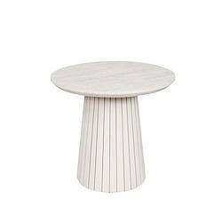 Moderne witte bijzettafel van Mokana Meubelen met ronde top en verticale lamellenbasis, perfect voor een eigentijdse interieurstijl.