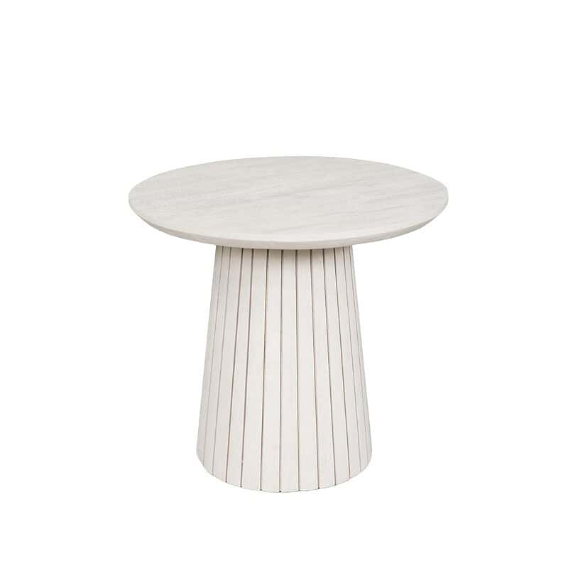 Moderne witte bijzettafel van Mokana Meubelen met ronde top en verticale lamellenbasis, perfect voor een eigentijdse interieurstijl.