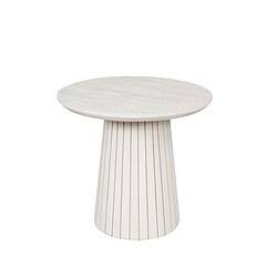 Moderne witte bijzettafel van Mokana met ronde top en verticale lamellen basis, perfect voor een eigentijdse woonkamer of slaapkamer.