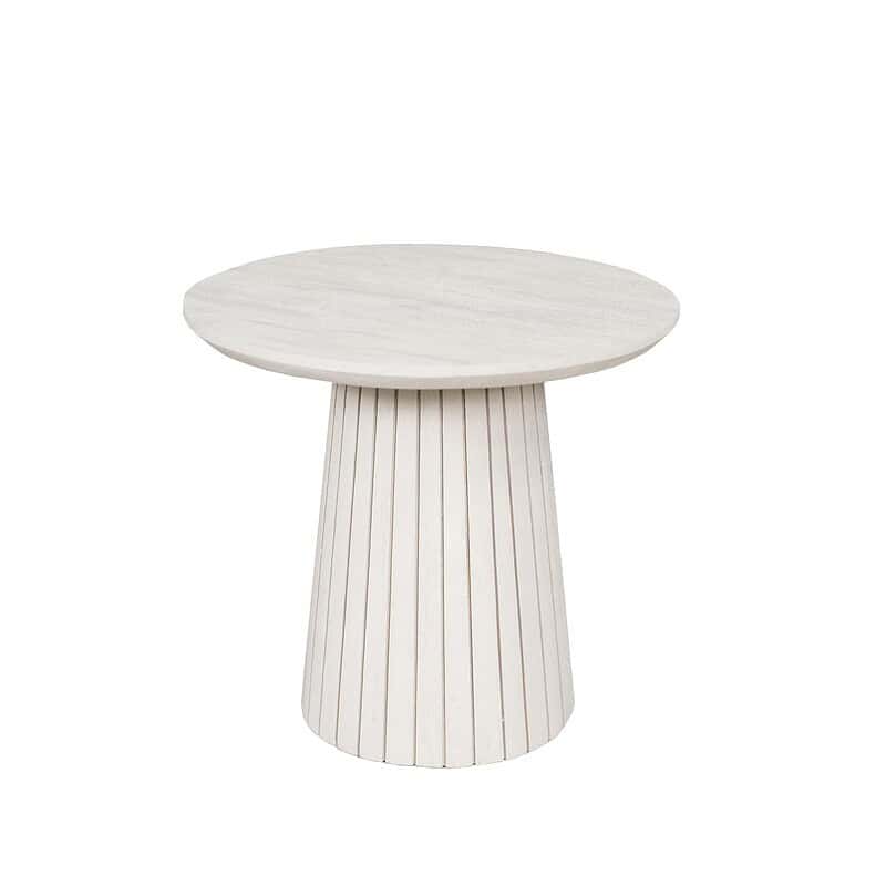 Moderne witte bijzettafel van Mokana met ronde top en verticale lamellen basis, perfect voor een eigentijdse woonkamer of slaapkamer.