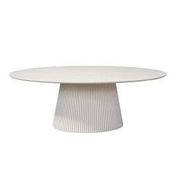 Moderne houten eettafel met ribbelpatroon, geschikt voor gezellige eetkamers en moderne interieurs. Perfect voor familiediners en gasten.