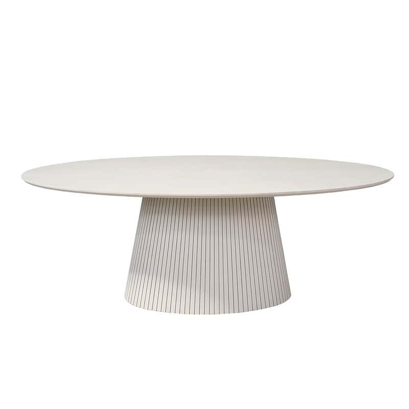 Moderne houten eettafel met ribbelpatroon, geschikt voor gezellige eetkamers en moderne interieurs. Perfect voor familiediners en gasten.