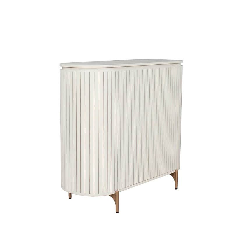 Moderne witte houten buffetkast met verticale lamellenafwerking en houten poten, perfect voor een eigentijdse woonkamer of eetkamer.
