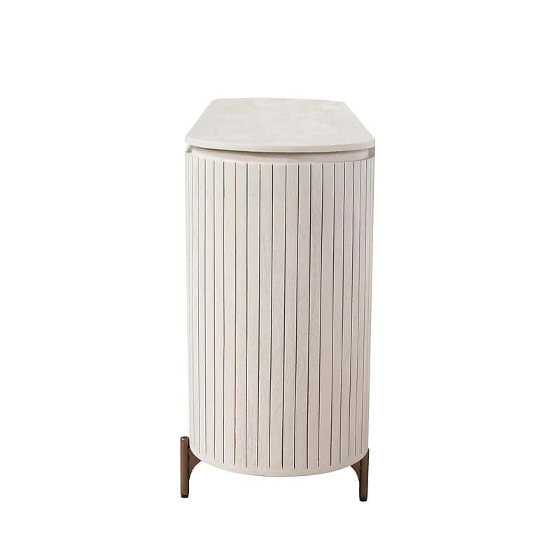 Wit houten wastafelmeubel van Mokana met een strak, modern ontwerp en verticale lamellen, perfect voor een eigentijdse badkamer.