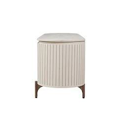 Elegant houten nachtkastje van Mokana Meubelen met verticale lamellen en een zachte afwerking, perfect voor een moderne slaapkamer.