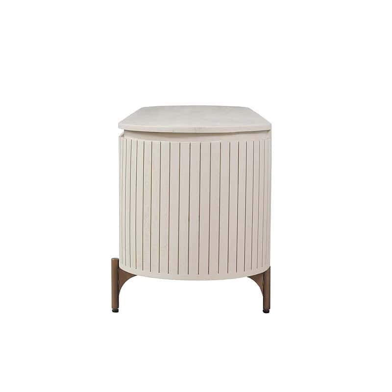 Elegant houten nachtkastje van Mokana Meubelen met verticale lamellen en een zachte afwerking, perfect voor een moderne slaapkamer.