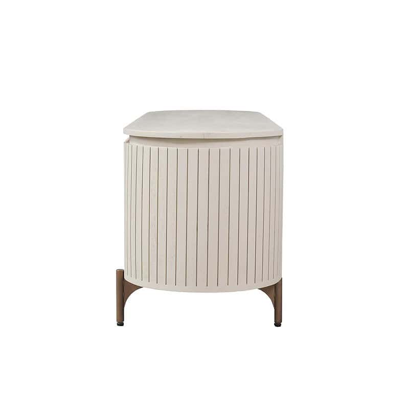 Modern wit houten kastje van Mokana Meubelen met verticale lamellen en houten poten, ideaal voor opbergruimte in huis of kantoor.