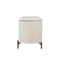 Elegant houten nachtkastje van Mokana Meubelen met verticale lamellen en een zachte afwerking, perfect voor een moderne slaapkamer.