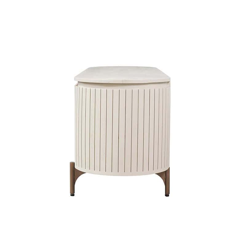 Elegant houten nachtkastje van Mokana Meubelen met verticale lamellen en een zachte afwerking, perfect voor een moderne slaapkamer.