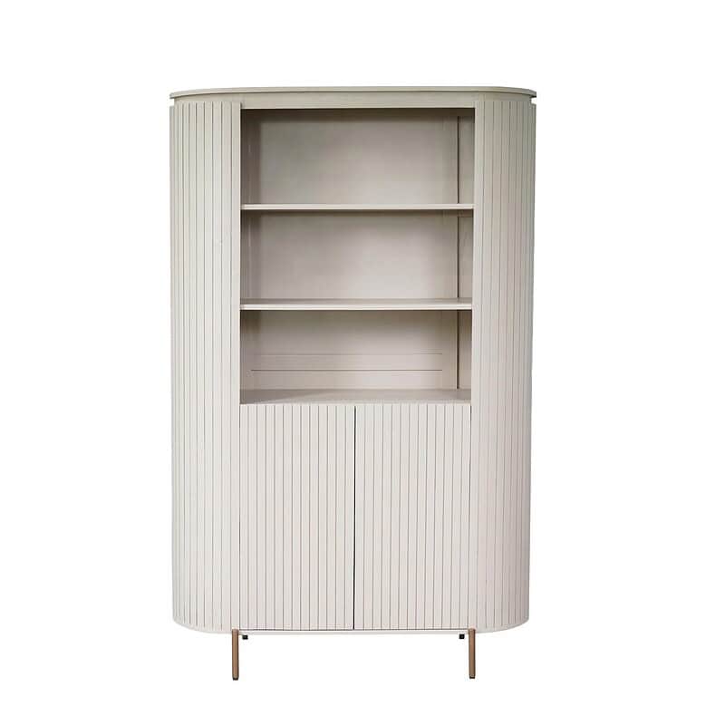 Moderne witte kast met schuifdeuren en open planken, perfect voor opbergen en decoratie, gemaakt door Mokana Meubelen.