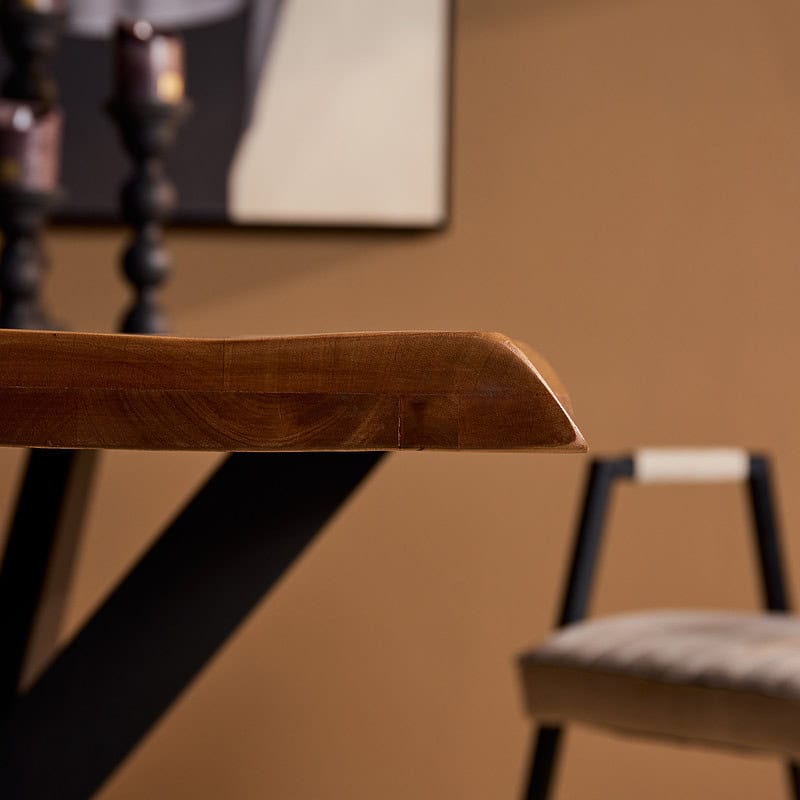 Boomstamtafel Boston vanaf een andere hoek, rechthoekig eetkamertafel met matte lak