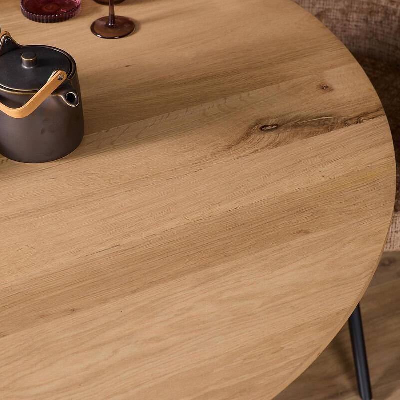 Ronde eiken eettafel Ferris van 110 cm in naturel hout, perfect voor moderne eetkamers. Gemaakt van duurzaam eikenhout met een strakke afwerking en natuurlijke uitstraling.