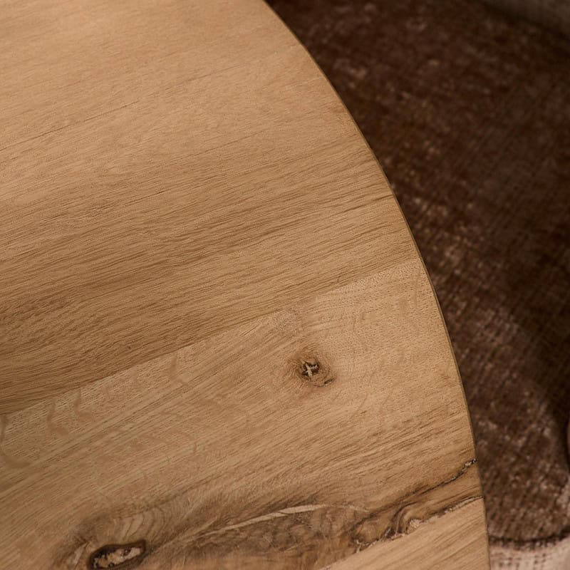 Eiken eettafel Ferris, ronde 110 cm, naturel afwerking, perfect voor moderne eetkamers. Gemaakt van hoogwaardig eikenhout voor duurzaamheid en stijl.