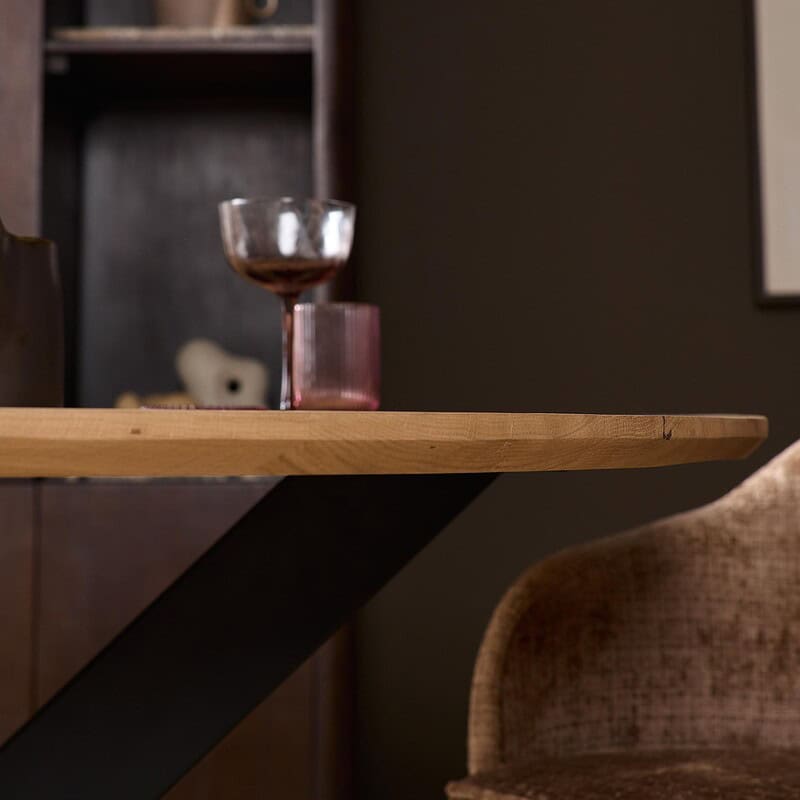 Eiken eettafel Ferris in naturel afwerking, rond 110 cm, perfect voor moderne eetkamers. Gemaakt van hoogwaardig eikenhout voor duurzaamheid en stijl.