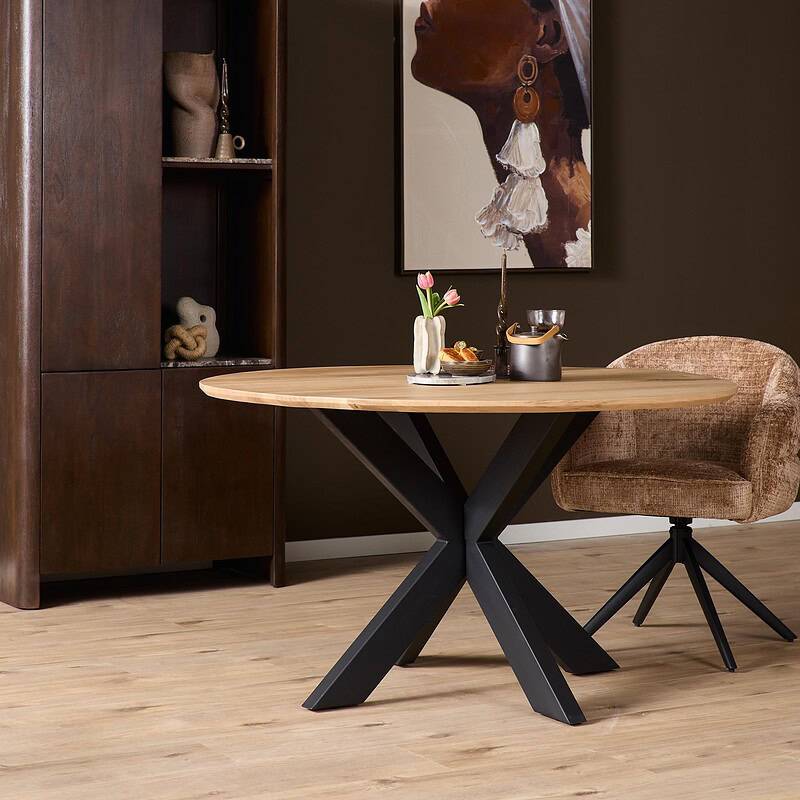 Eiken eettafel Ferris met ronde vorm en naturel afwerking, 110 cm diameter, perfect voor moderne eetkamers. Gemaakt van hoogwaardig eikenhout voor duurzaamheid en stijl.