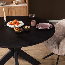 Eiken eettafel Ferris in zwart met ronde afmeting van 110 cm, perfect voor gezellige eethoeken. Robuust en stijlvol design, ideaal voor moderne interieurs.