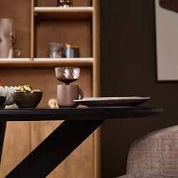 Eiken eettafel Ferris rond 150 cm in zwart, perfect voor moderne eetkamers.