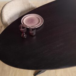 Eettafel Ferris in interieur met stoelen en lamp