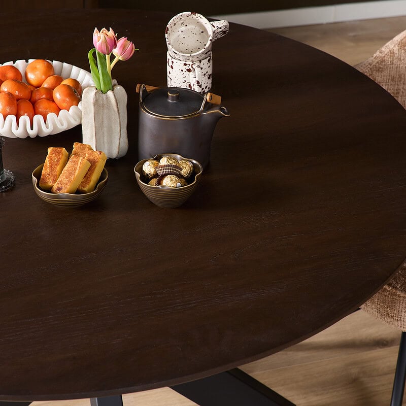 Ruime eiken eettafel Ferris, rond 110 cm, in warme bruine tint, perfect voor gezellige maaltijden en bijeenkomsten. Gemaakt van hoogwaardig eikenhout voor duurzaamheid en stijl.