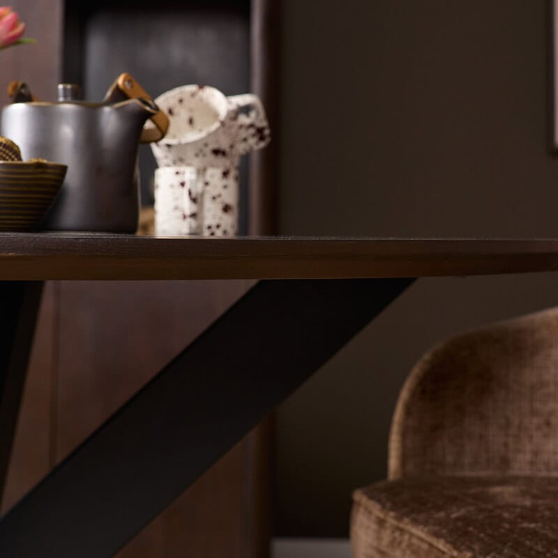 Eiken eettafel Ferris, rond 110 cm, in een warme bruine afwerking, perfect voor gezellige eethoeken. Gemaakt van hoogwaardig eikenhout, combineert stijl en functionaliteit voor een moderne woonruimte.