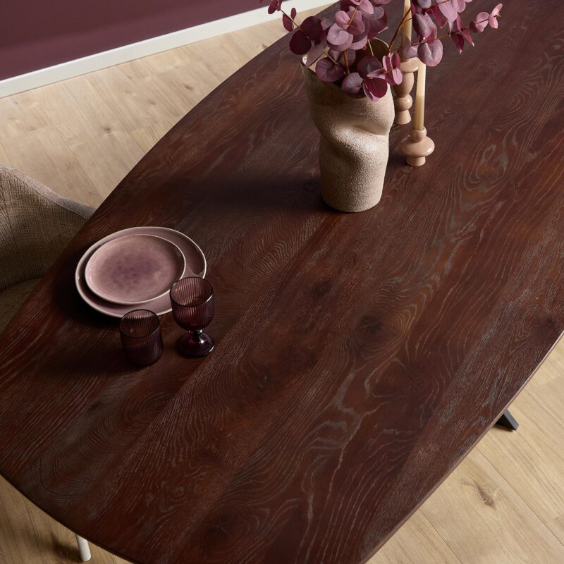 Eettafel Ferris in interieur met stoelen en lamp