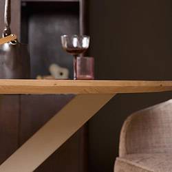 Eiken eettafel Ferris rond 110 cm in naturel hout met zandkleurige poot, perfect voor moderne eetkamers.