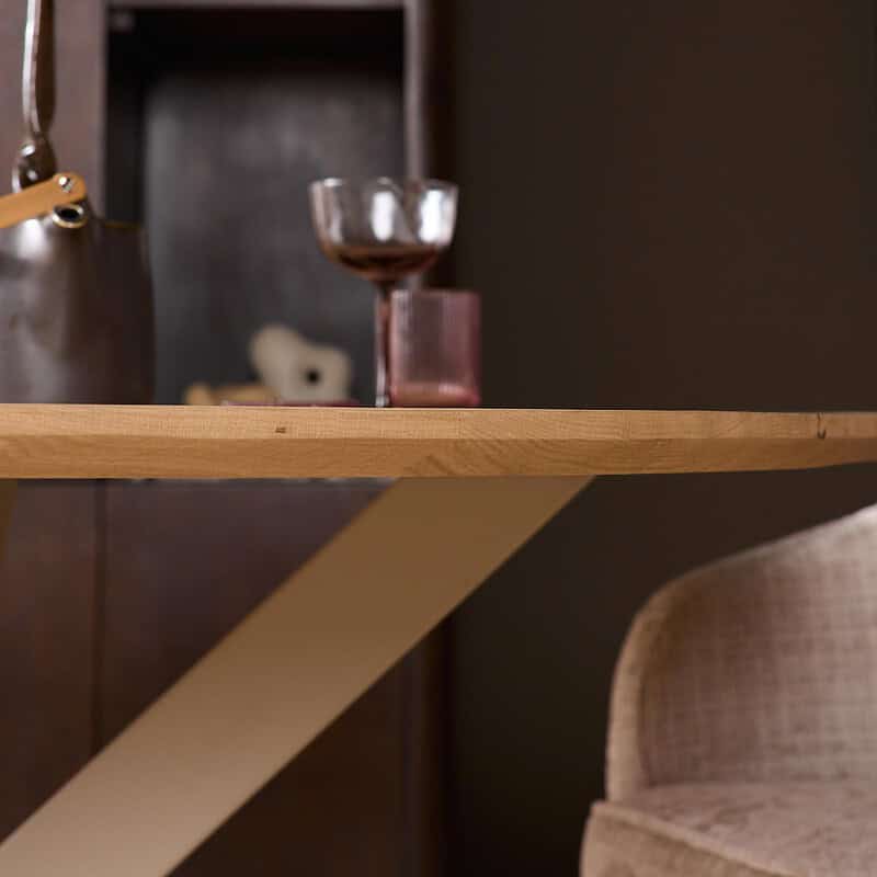 Eiken eettafel Ferris rond 110 cm in naturel hout met zandkleurige poot, perfect voor moderne eetkamers.