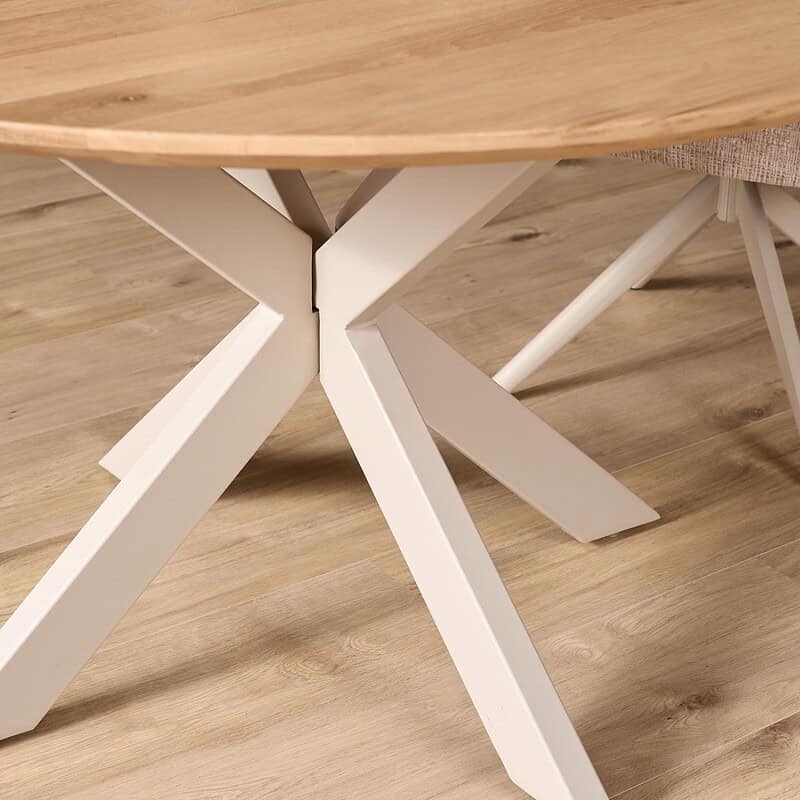 Eiken eettafel Ferris, rond 150 cm, met natuurlijke afwerking en zandkleurige poten, perfect voor een moderne eetkamer. Gemaakt van hoogwaardig eikenhout voor duurzaamheid en stijl.