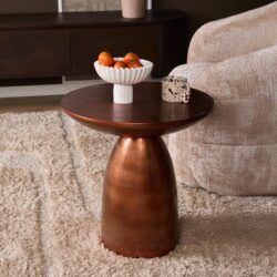 Bijzettafel Jarah in een interieur setting, ovale salontafel met koperen gouden finish en aluminium frame